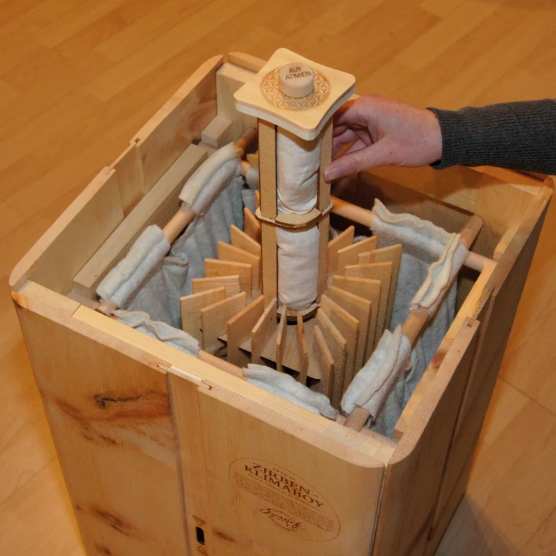 Nachhaltige Klimabox 'Fresh & Free' | aus Zirbenholz | B 40 x T 40 x H 66 cm | Made in Austria