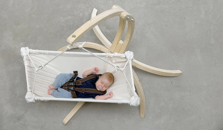 Babyhängemattengestell Hippo - Sicheres Wiegen für Ihr Baby | B 108 x H 140 x L 105 cm | unbehandelte Fichte | Belastbarkeit max. 35 kg | Made in Germany