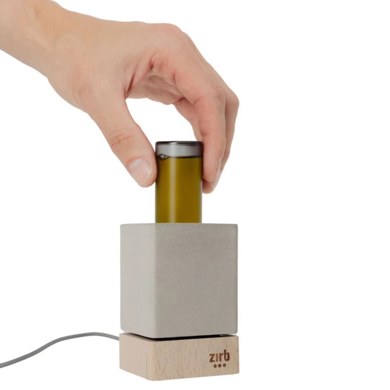 Duftsystem 'Mini' | Essenz-Öl 30 ml | L 6 x B 6 x H 9,5 cm | Zirbenholz | Naturbeton | Netzstecker inkl. Kabel | verschiedene Duftnoten | Made in Austria