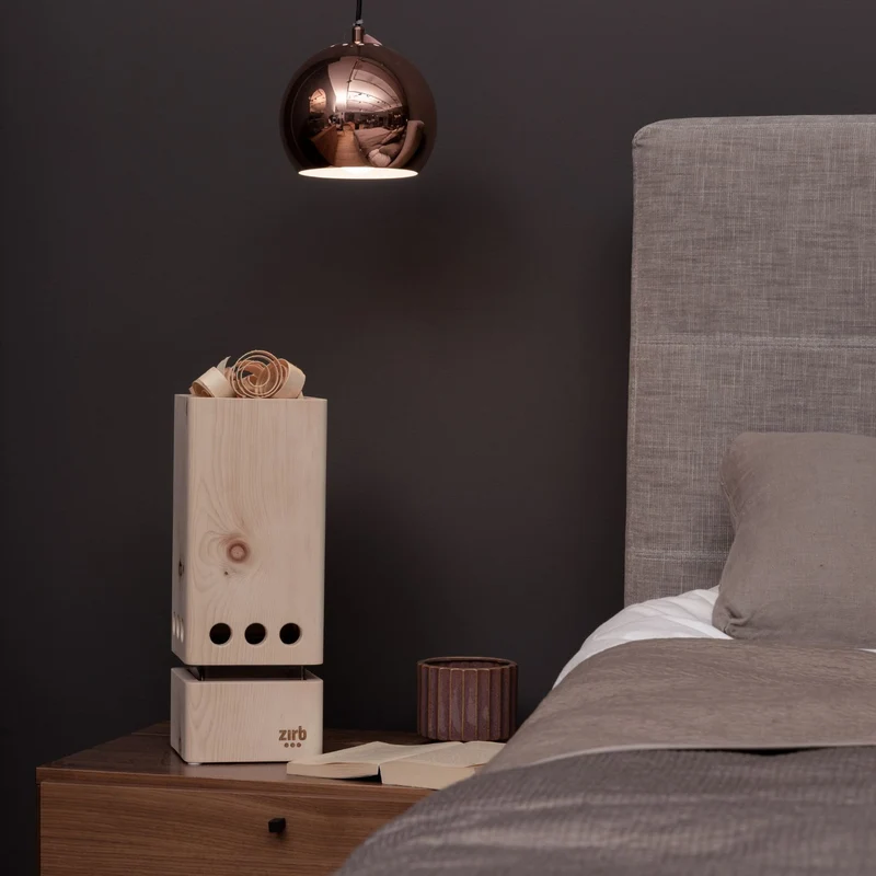 Raumlüfter 'Luft' | 2 x Essenz-ÖL 30 ml | Zirbenlocken 250 g | L 16 x B 16 x H 40 cm | bis 30 m² | Zirbenholz | Netzstecke inkl. Kabel | Made in Austria