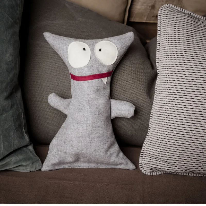 Kuscheltier | Bergmonster 'Rocky' | Merinoloden | Fülle Zirbenholzgranulat | grau | L 18 x H 31 x T 6 cm | waschbar | Made in Austria