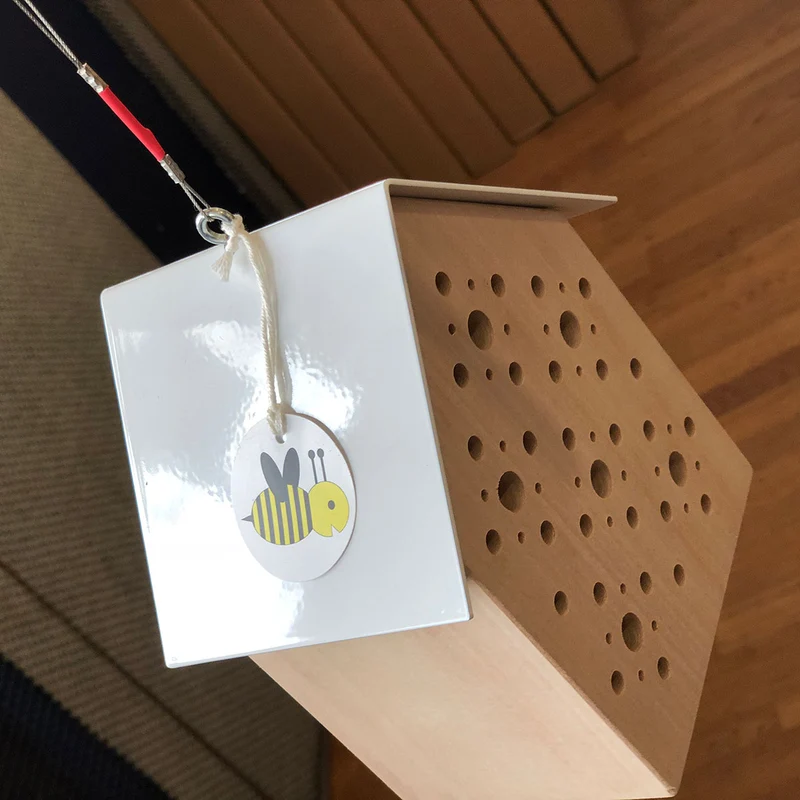 Bienenhotel 'Bee´s Inn' | aus regionalem Lindenholz und schützendem Stahlblech | 14,5 x 10 x 18 cm (LxBxH) | Made in Germany