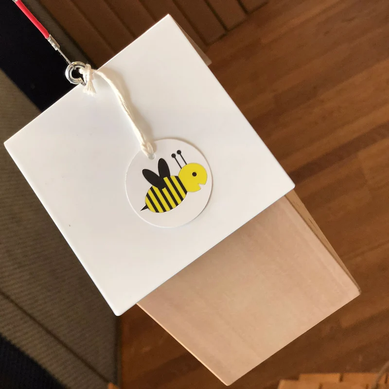 Bienenhotel 'Bee´s Inn' | aus regionalem Lindenholz und schützendem Stahlblech | 14,5 x 10 x 18 cm (LxBxH) | Made in Germany
