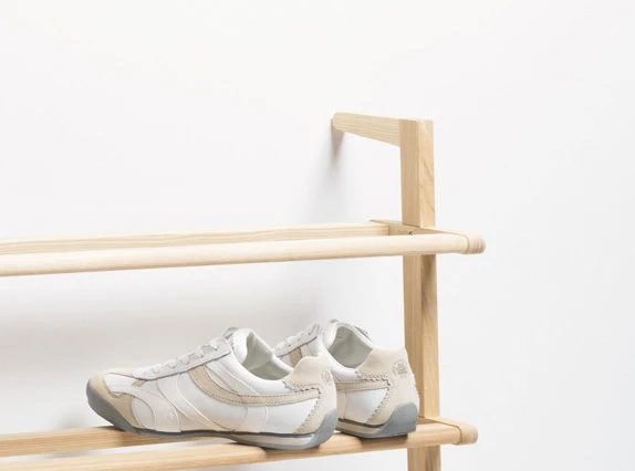 Schuhregal 'Gaston' | Esche roh | B 72 x T 22 x H 66 cm | keine Befestigung notwendig | für mind. 9 Schuhpaare | Made in Germany