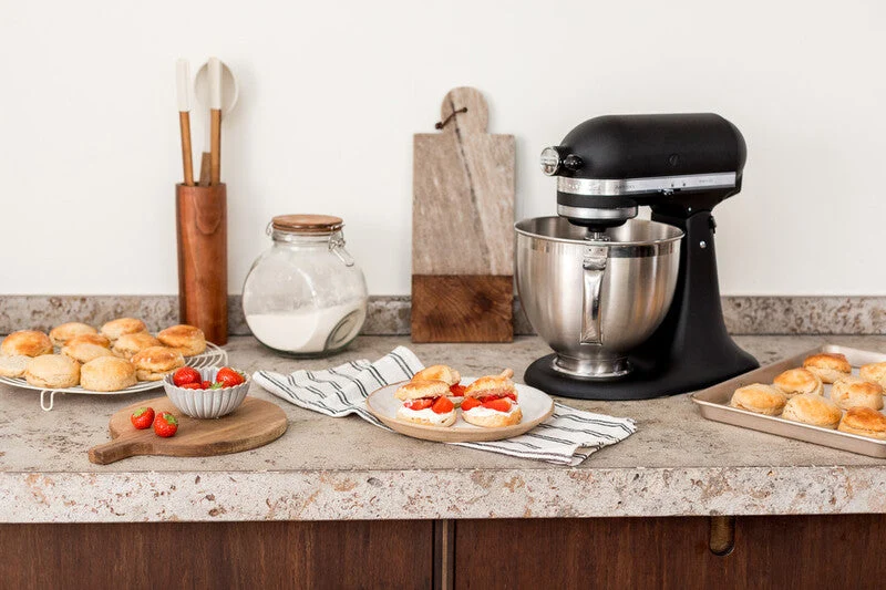 KitchenAid 4,8 L 5KSM175 Artisan Küchenmaschine Meatlover mit Ganzmetall- Fleischwolf