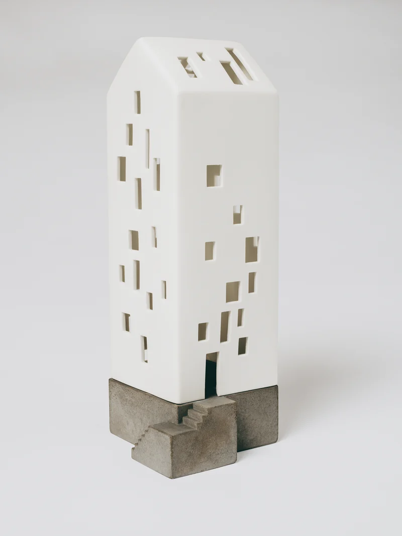 RAEDER DESIGN Lichthaus Apartmenthaus mit Betonsockel