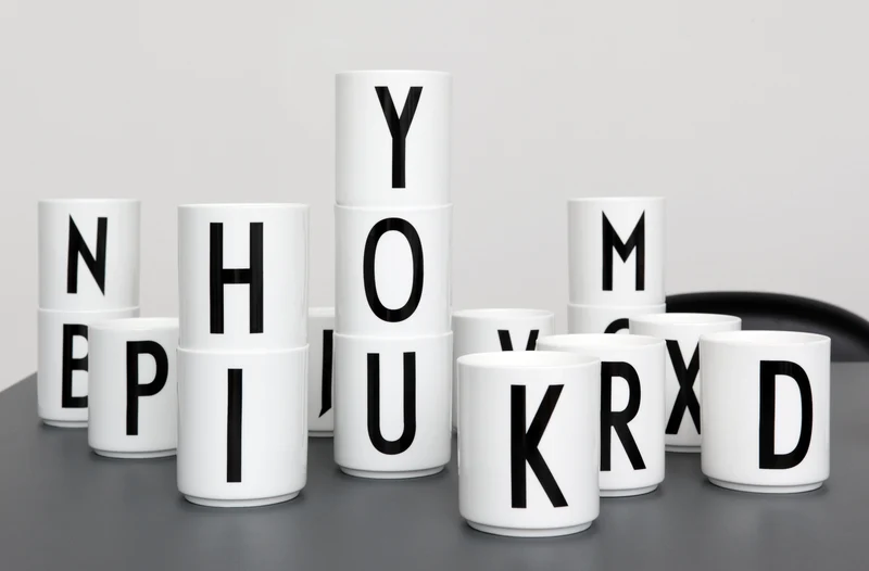 DESIGN LETTERS Porzellan Becher A-Zz