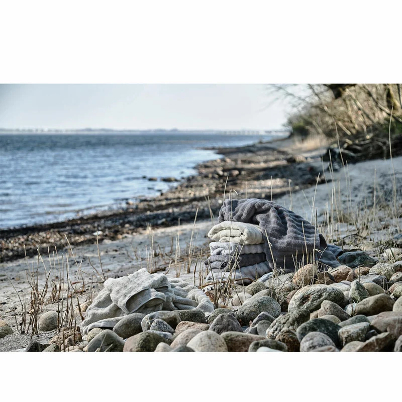 Zone Denmark Badehandtuch Inu Soft Grey, 100% Baumwolle, Grau, 70 x 140 cm, 29545