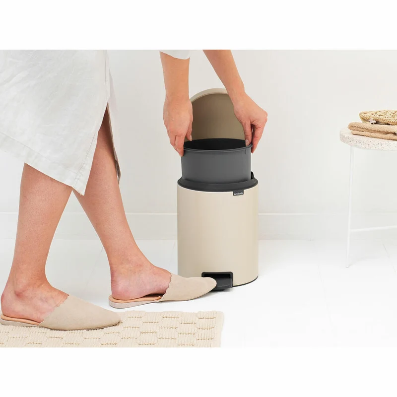 Brabantia Treteimer NewIcon, Kosmetikeimer, Mülleimer, Abfallbehälter, Stahl, Soft Beige, 5 L, 149900