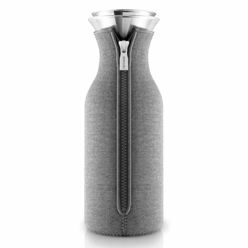 Eva Solo Kühlschrankkaraffe mit Manschette, Glaskaraffe, Karaffe, Kanne, Wasserkaraffe, Glas/Edelstahl/Silikon/ Stoff, Dunkelgrau, 1 L, 567973