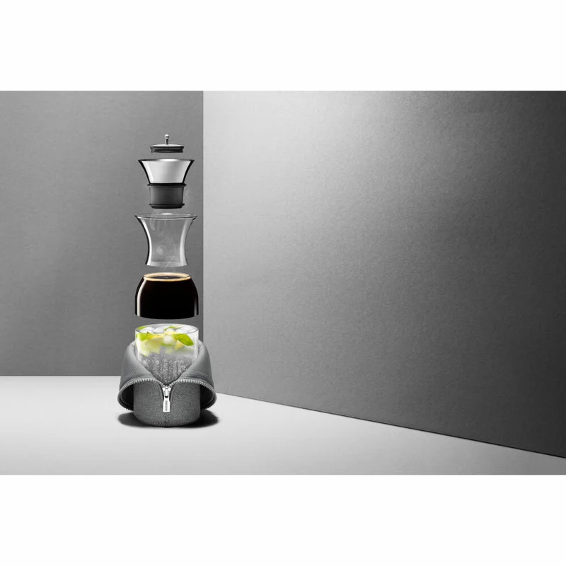 Eva Solo Kühlschrankkaraffe mit Manschette, Glaskaraffe, Karaffe, Kanne, Wasserkaraffe, Glas/Edelstahl/Silikon/ Stoff, Dunkelgrau, 1 L, 567973